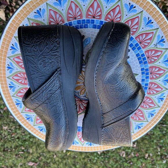 Dansko XP 2.0 Pro Clogs Womens 40 EU /  10 US Black Floral Tooled Leather  Shoes - Picture 8 of 11